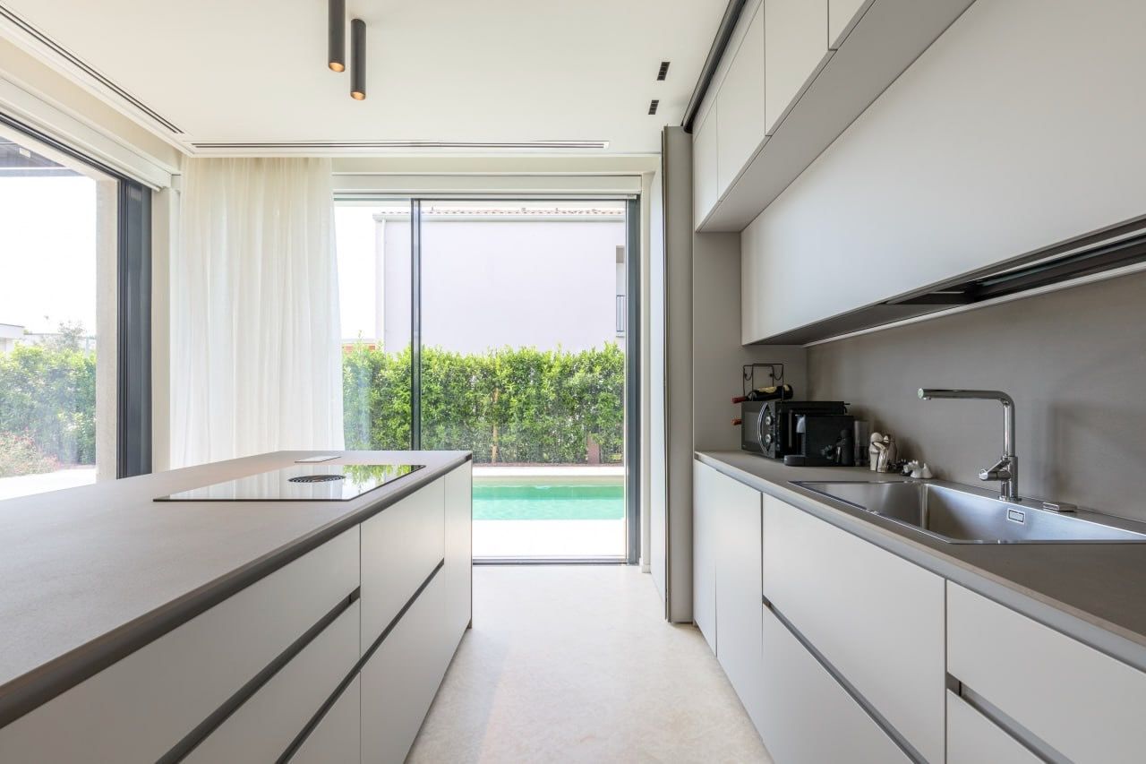 La cucina aperta sulla piscina