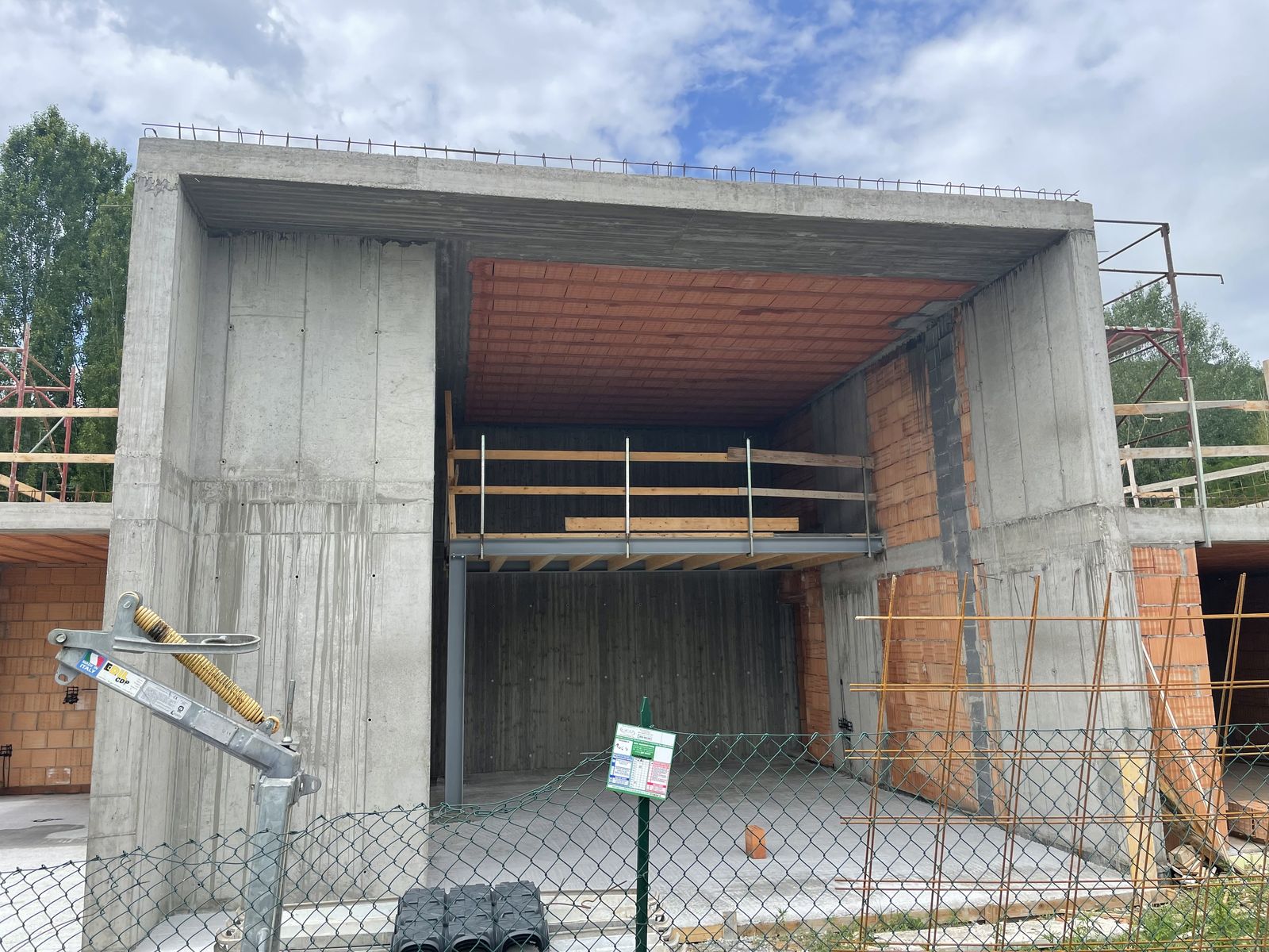 Il volume centrale a doppia altezza al grezzo