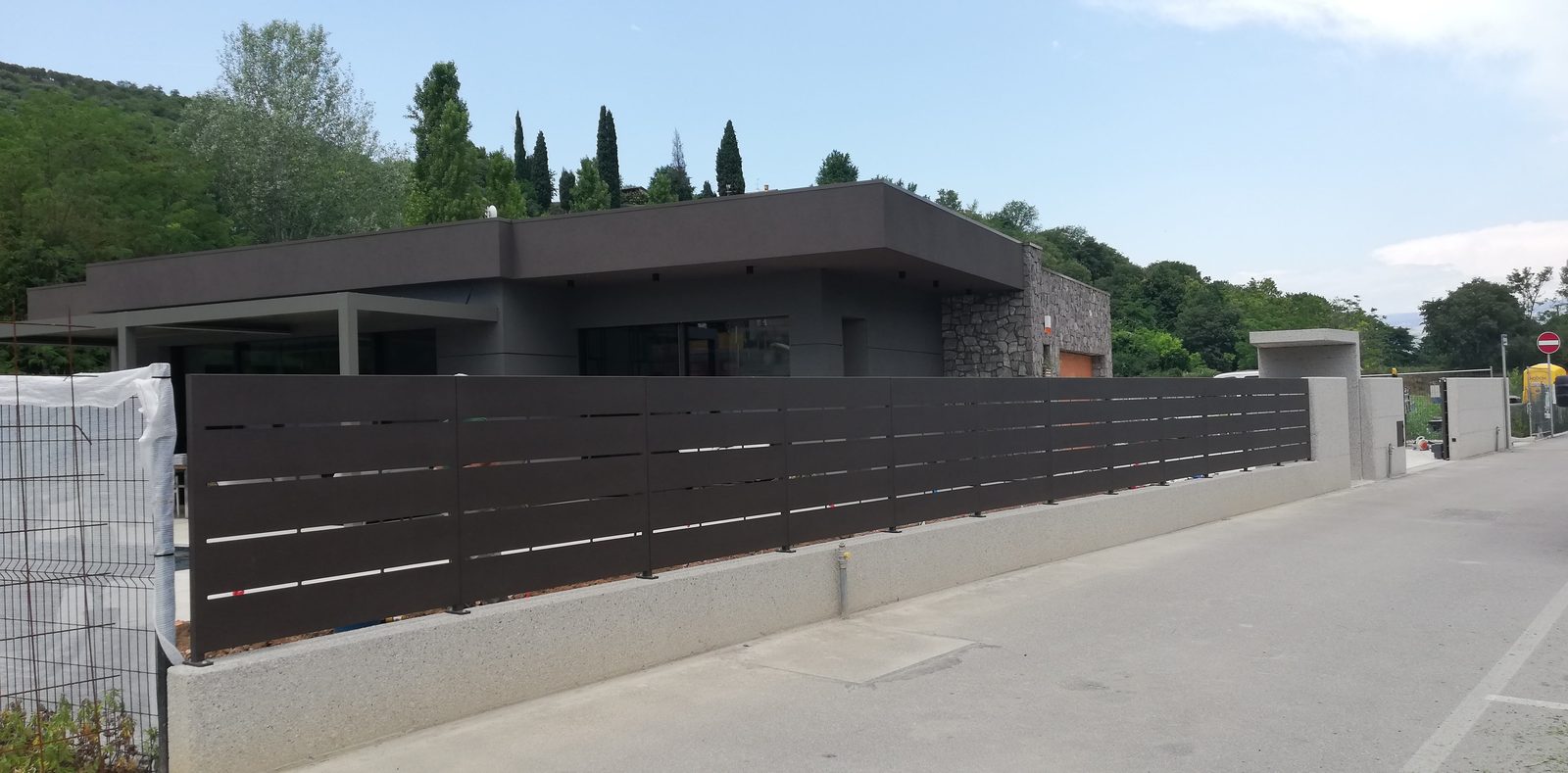 La villa completata vista dalla strada