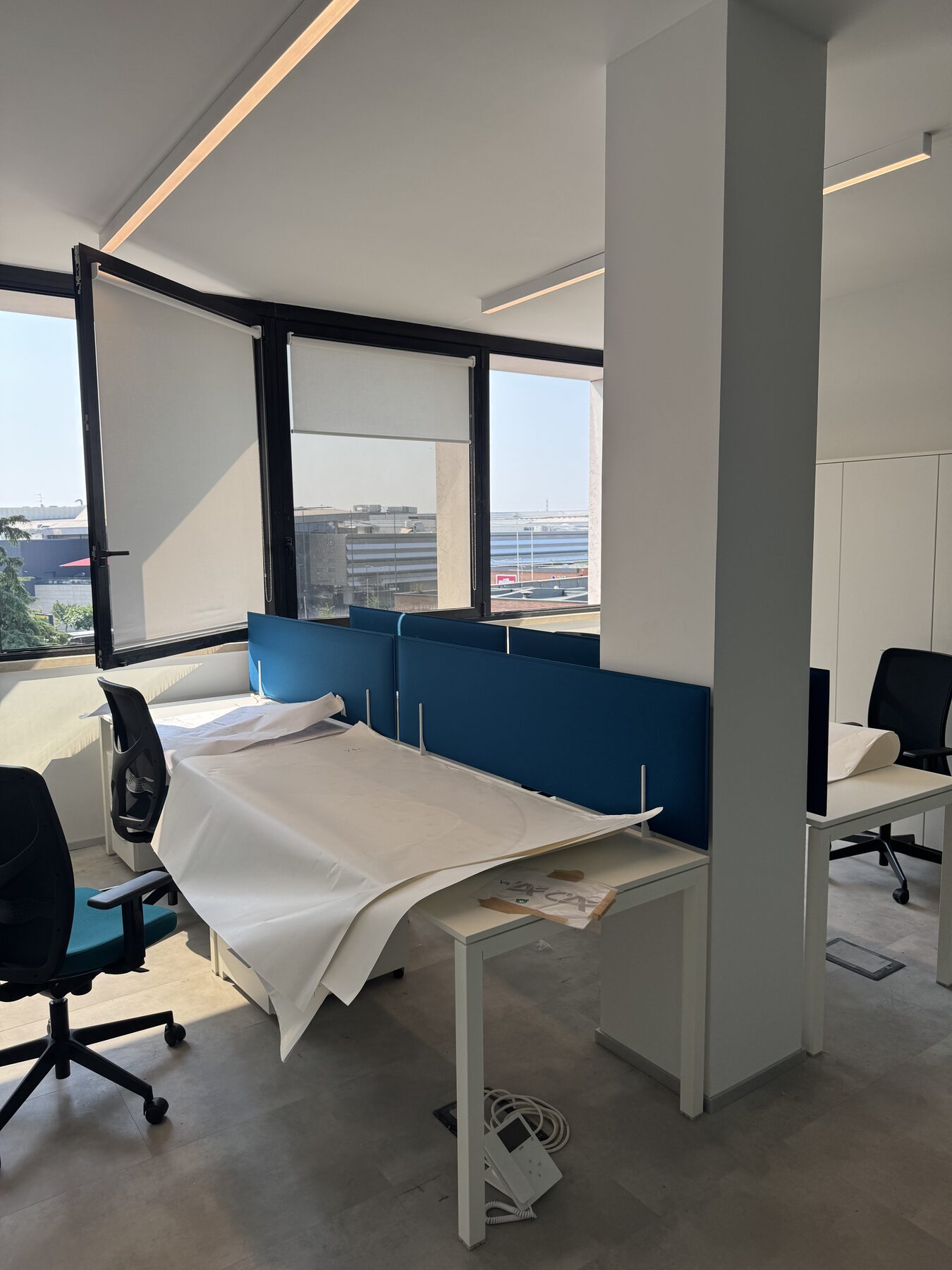 Le postazioni di lavoro in open space, con schermi divisori in tessuto
