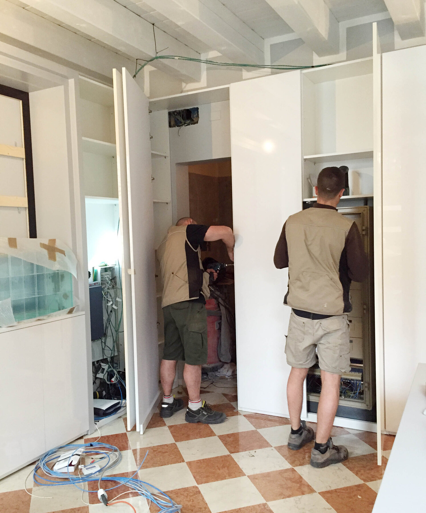 Il cantiere: il montaggio delle pareti attrezzate bianche che nascondono quadri elettrici e impianti