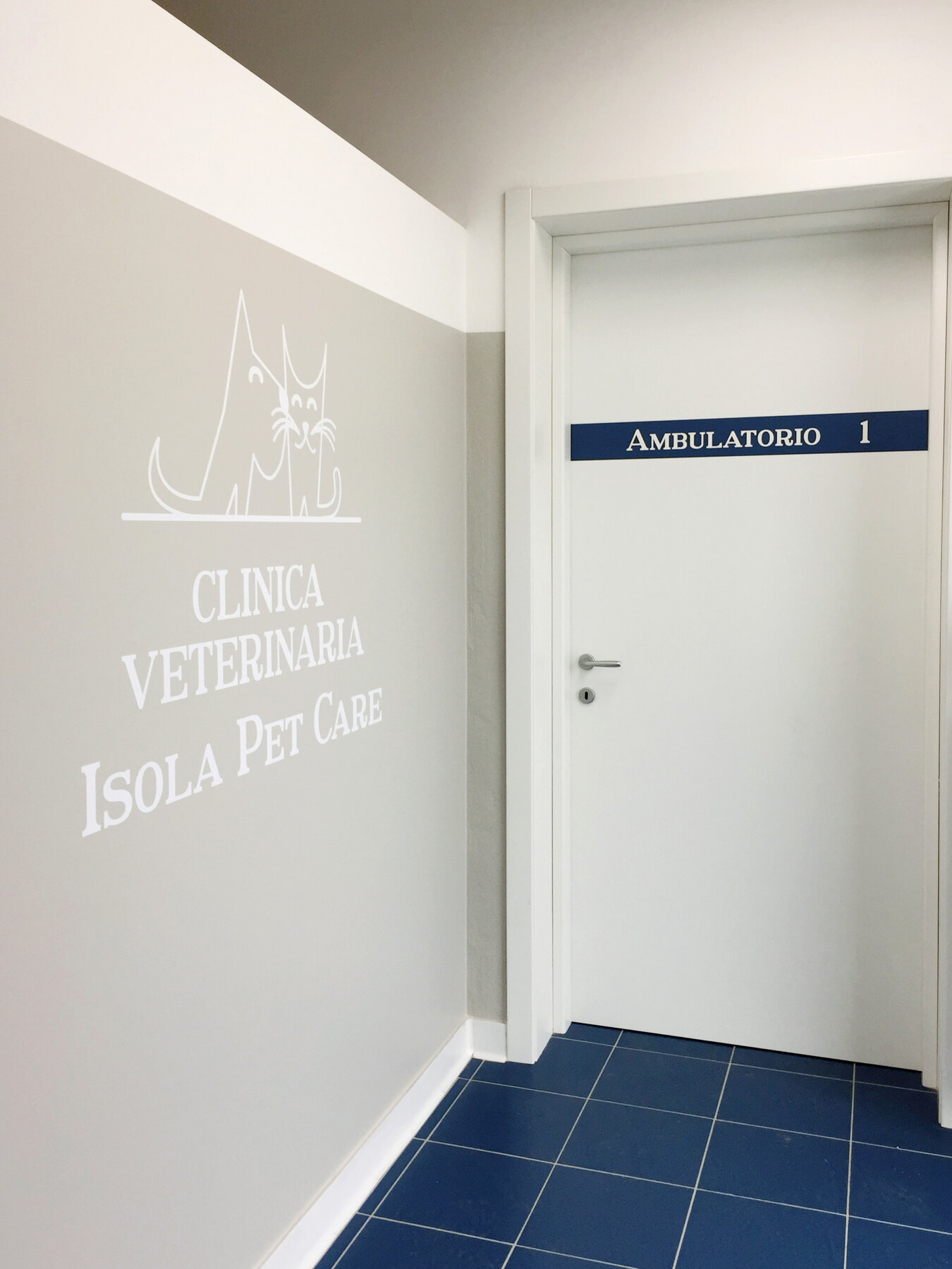 Il corridoio di accesso agli ambulatori, con la grafica a parete e la targa della sala visita