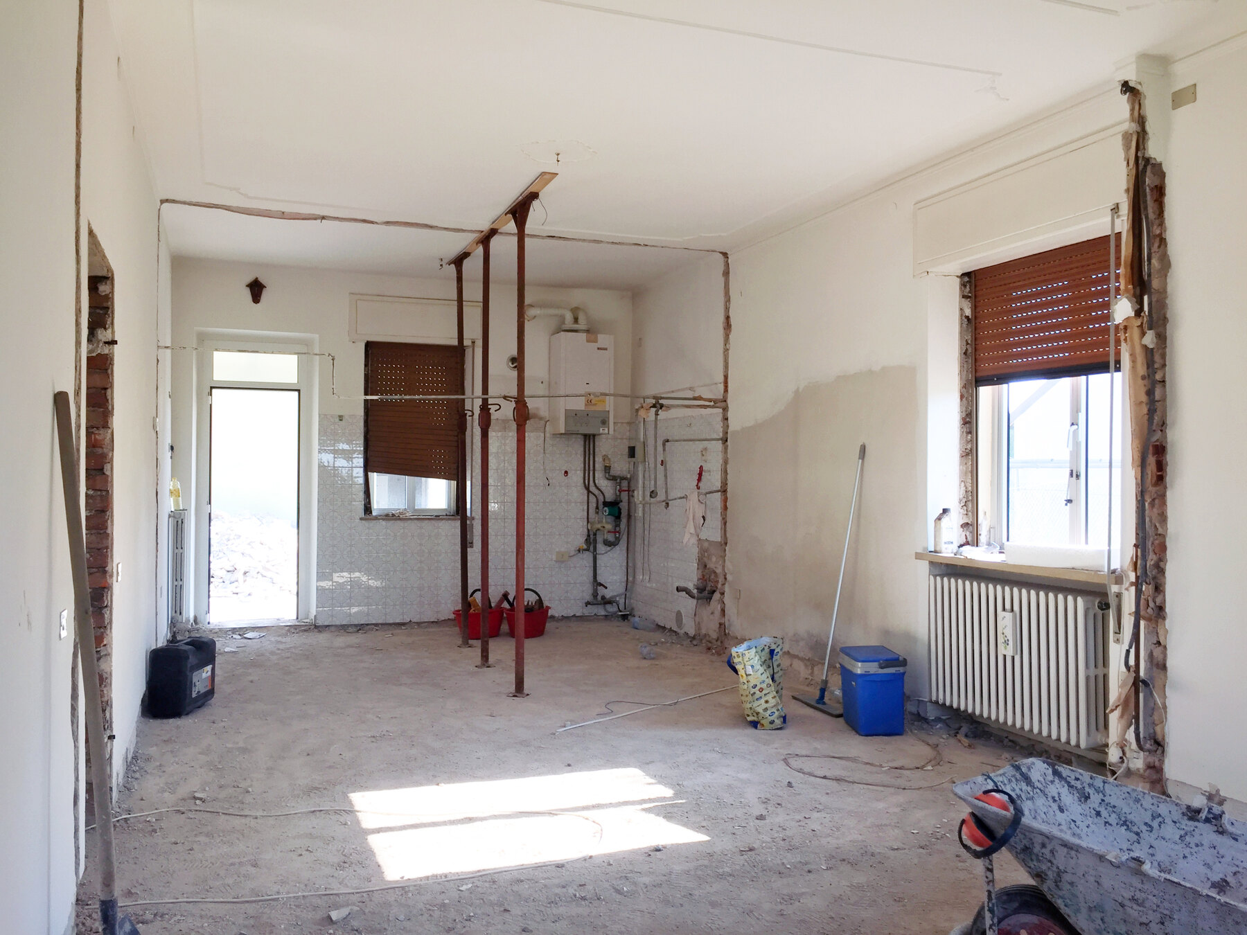 La vecchia cucina in demolizione, con i puntelli e la caldaia ancora a parete