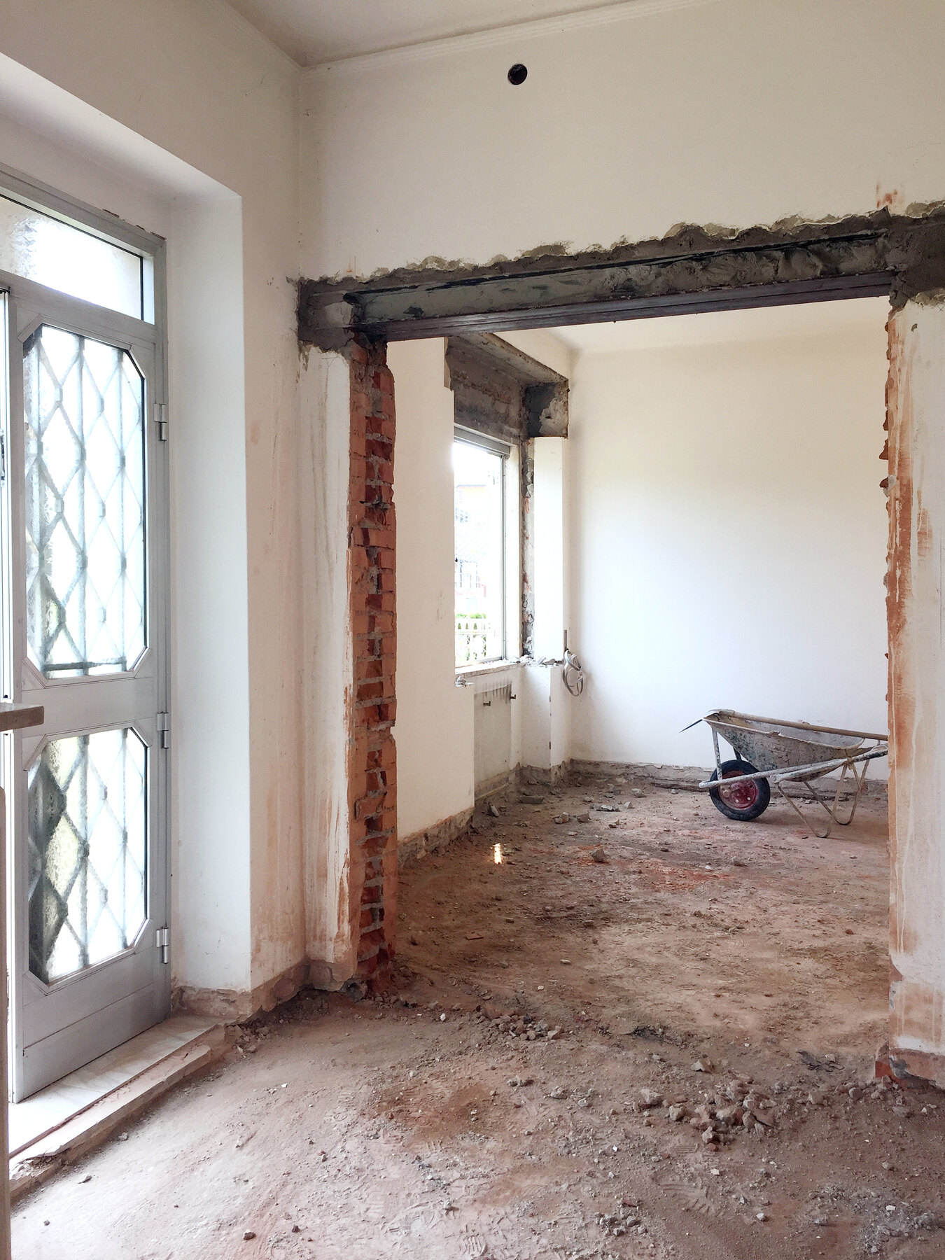Il nuovo passaggio fra due locali, aperto e sostenuto da architrave metallica