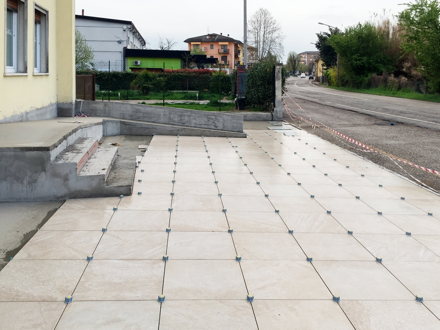 La nuova pavimentazione esterna e la rampa di accesso verso l’ingresso della clinica