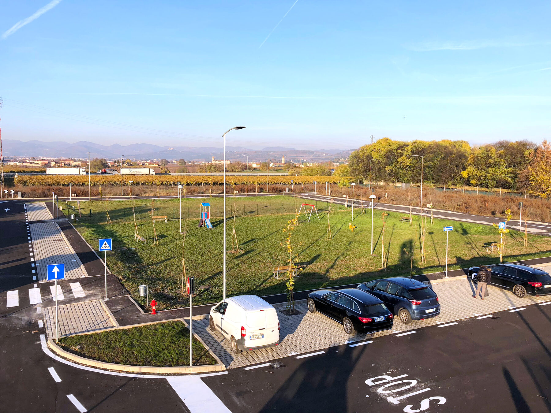 Il parco pubblico centrale con giochi e sedute