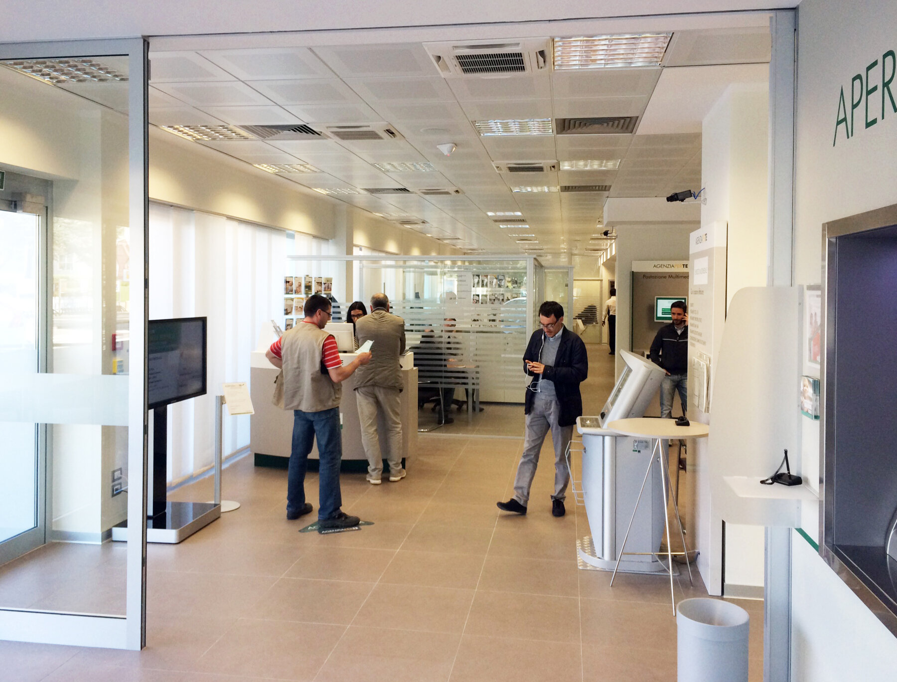 L’ingresso con la postazione multimediale dell’area self e il percorso centrale sullo sfondo