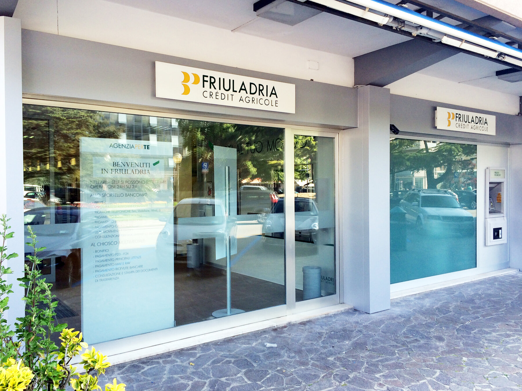 La filiale finita: il fronte su strada con l’area self accessibile 24 ore su 24