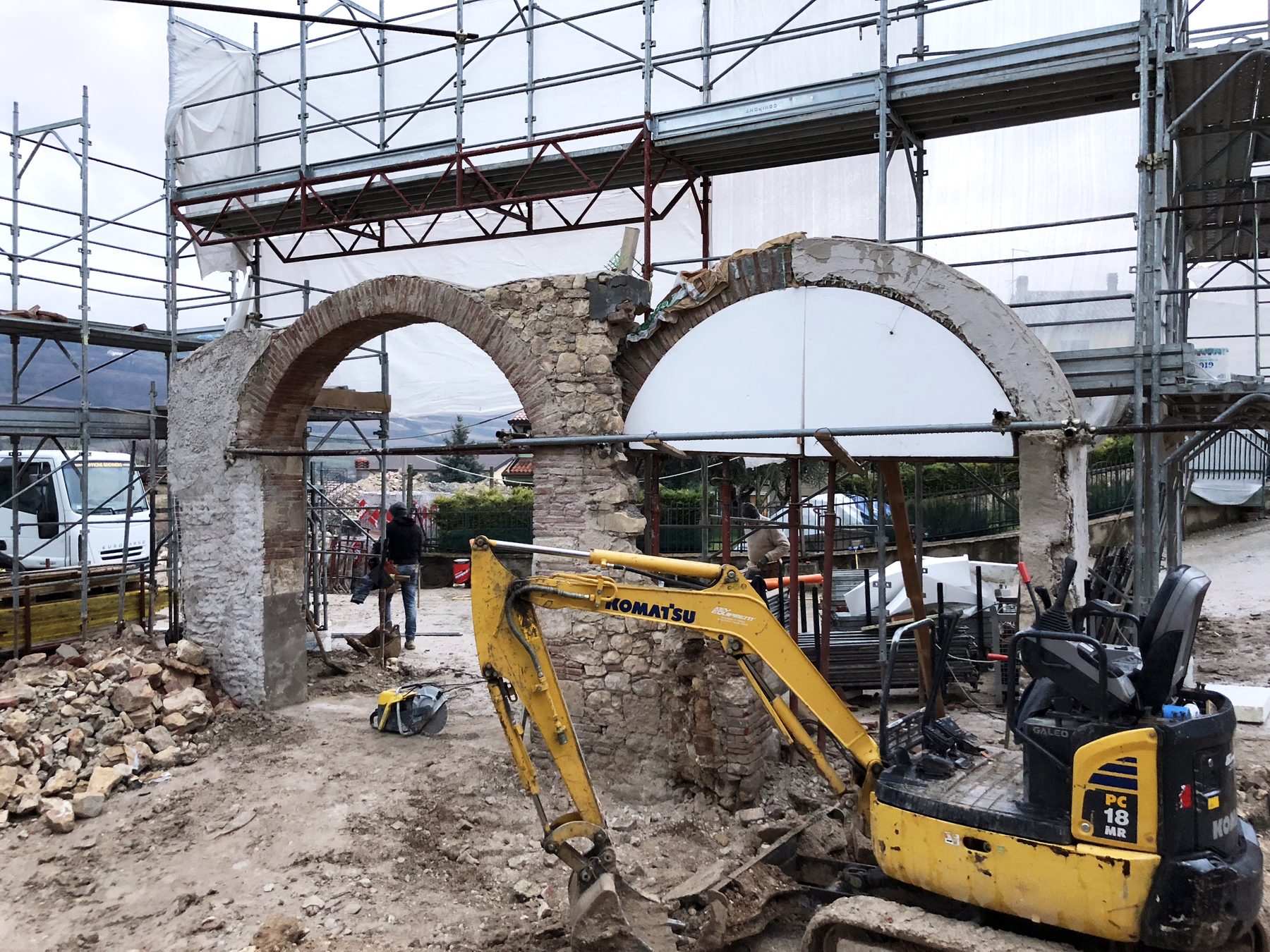 Le arcate originali in pietra e mattoni puntellate e conservate durante la demolizione