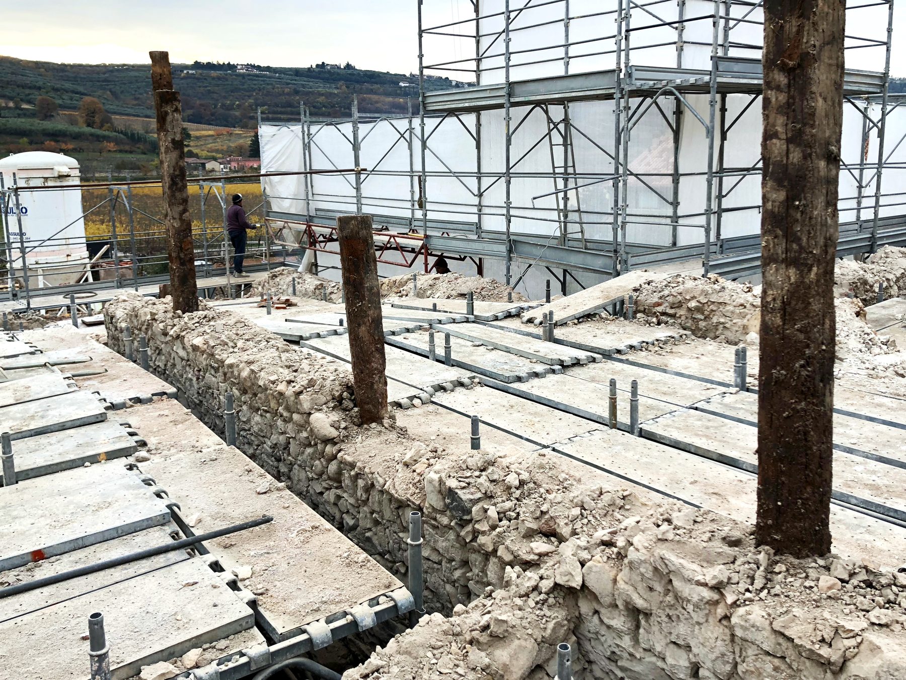Le nuove fondazioni con vespaio aerato realizzate accanto alla muratura in sasso esistente