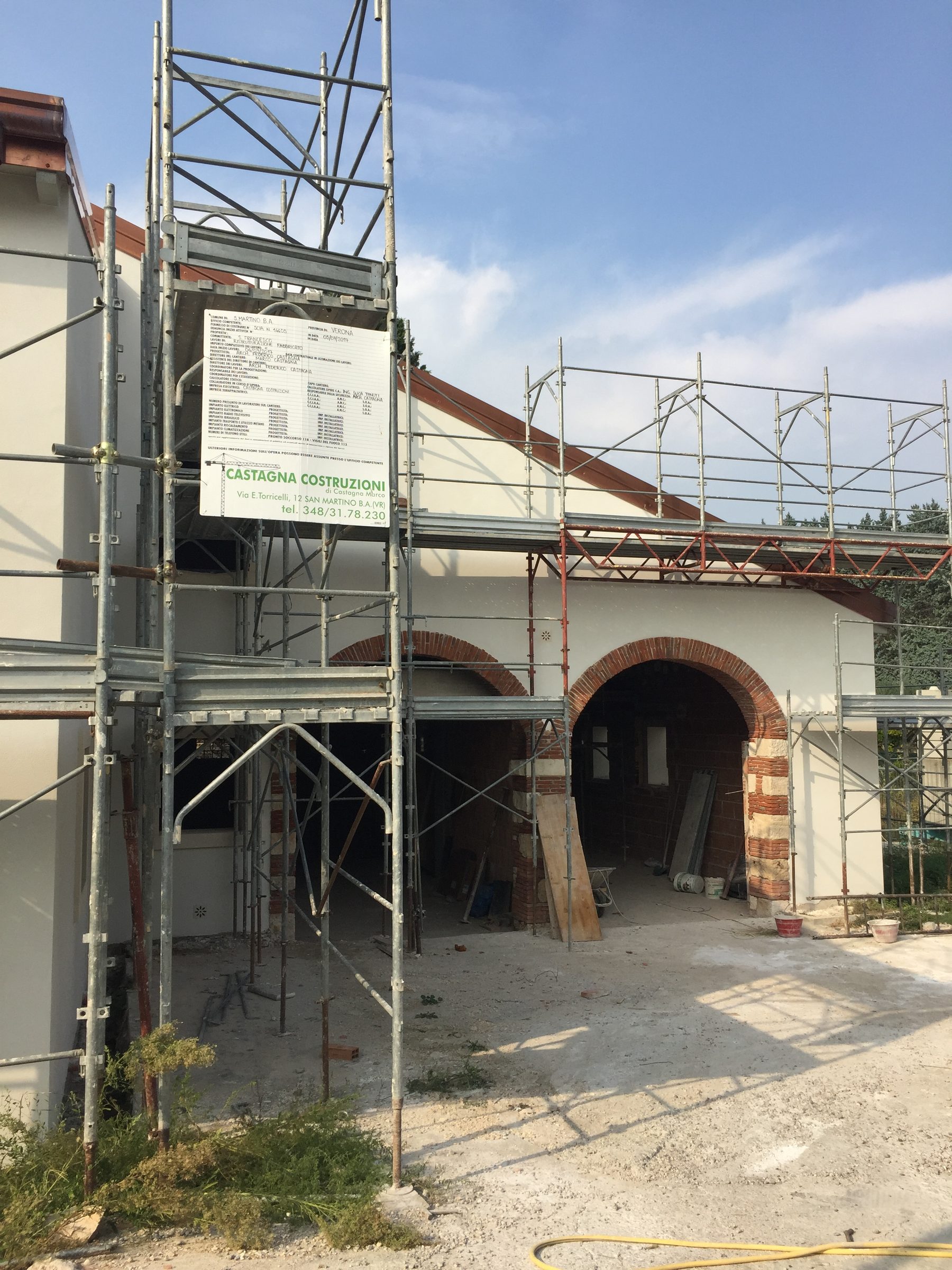 Le arcate ricostruite in mattoni a vista, con il cantiere ancora in ponteggio