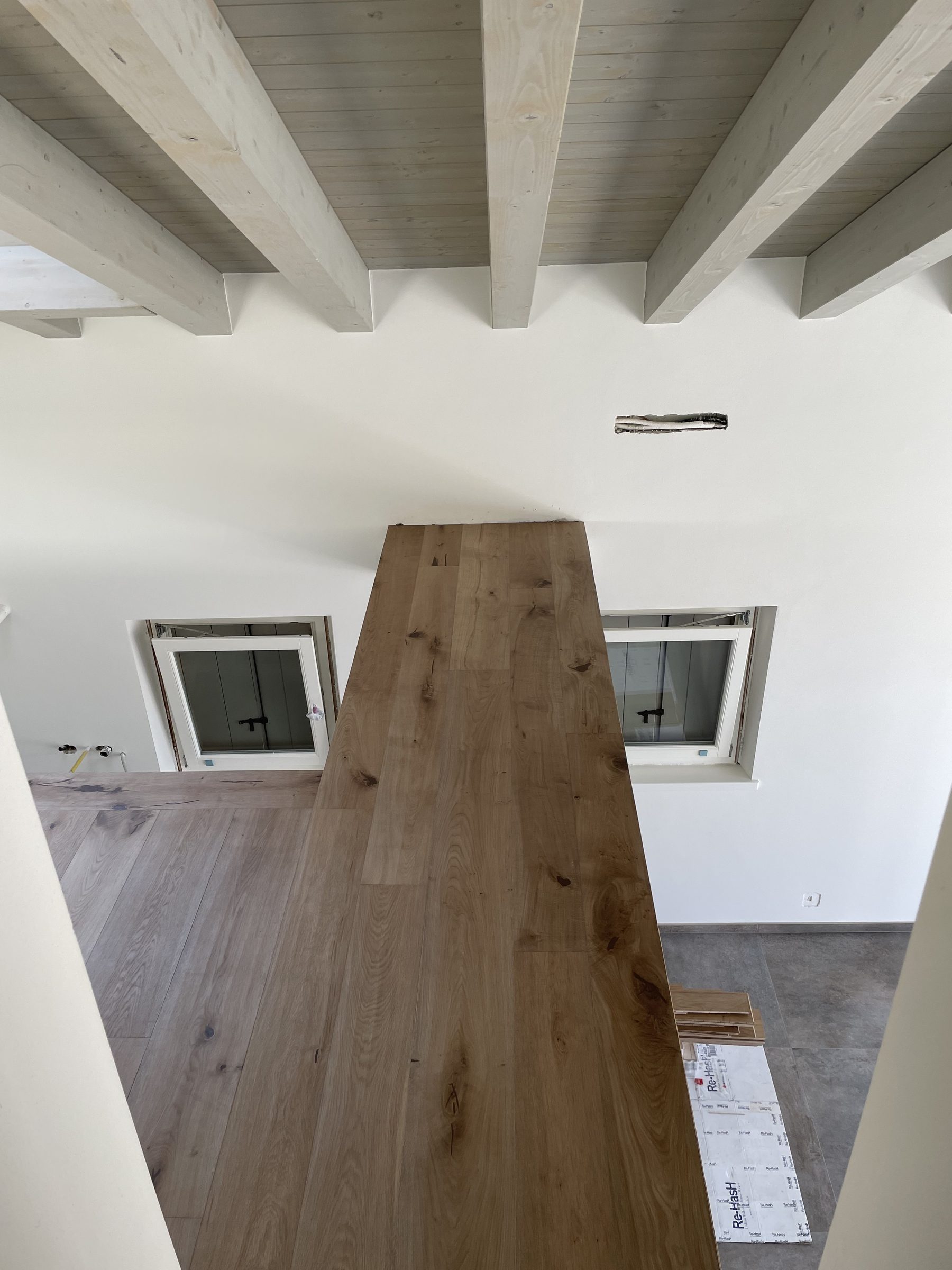 Il soppalco in rovere e le travi in abete sbiancato del nuovo piano abitabile