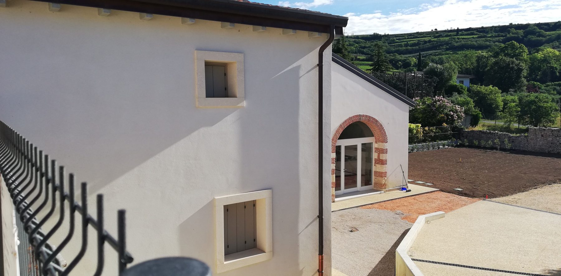 Scorcio dell'arcata sul fronte valle, aperta verso i vigneti