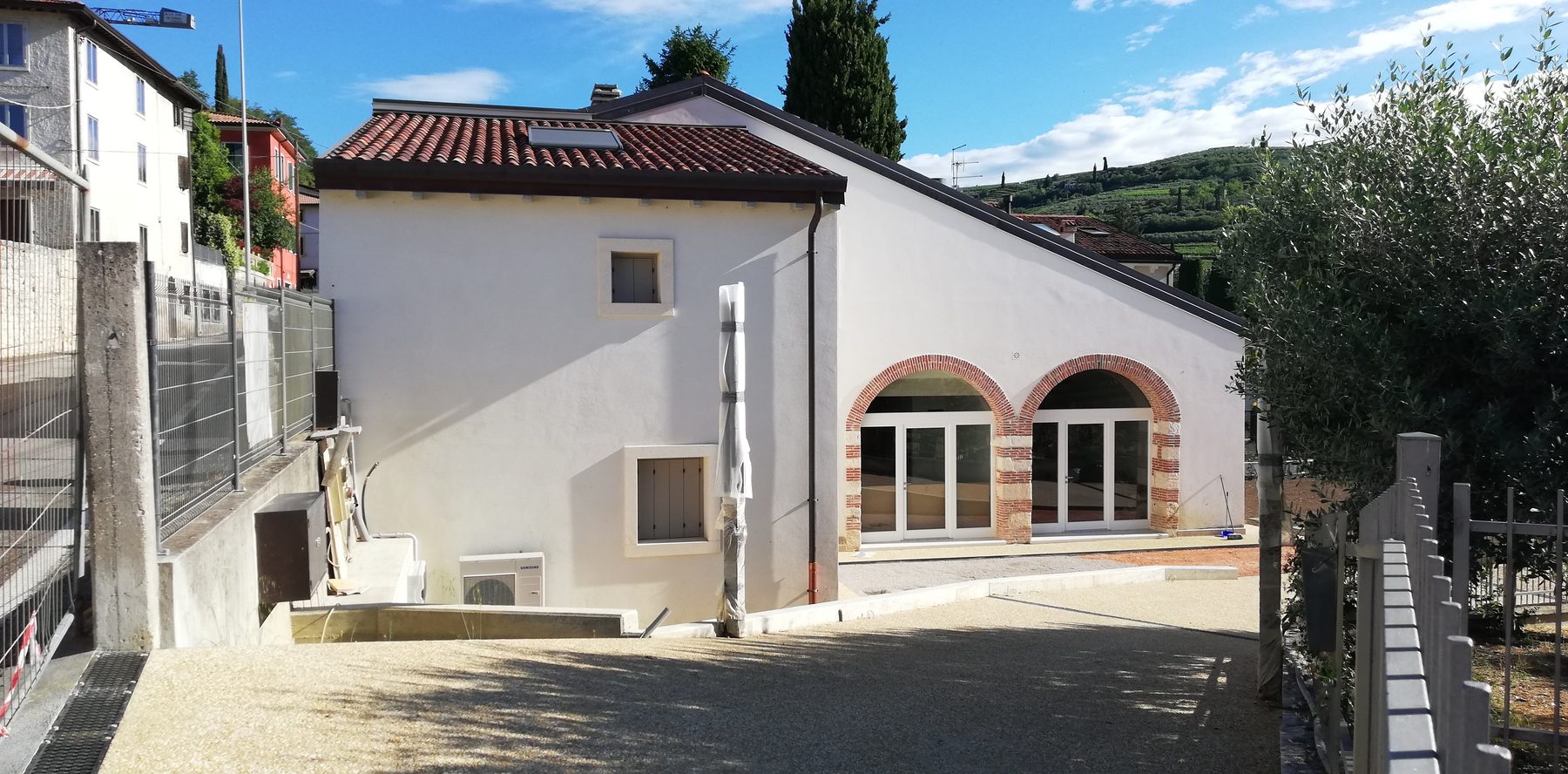 Vista d'insieme della corte recuperata dal lato del cortile