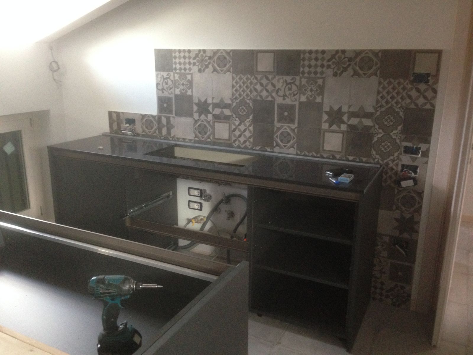 La cucina con il rivestimento in cementine decorate