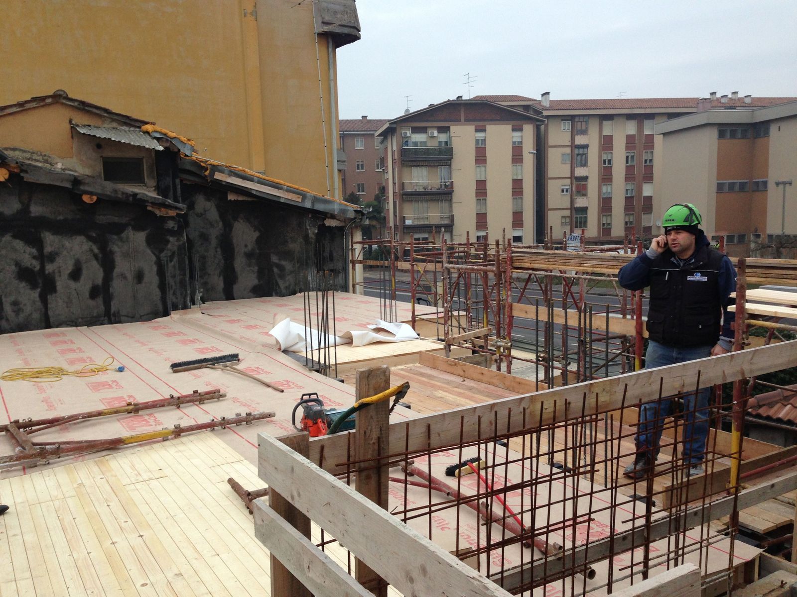 Il nuovo solaio in legno in corso di posa